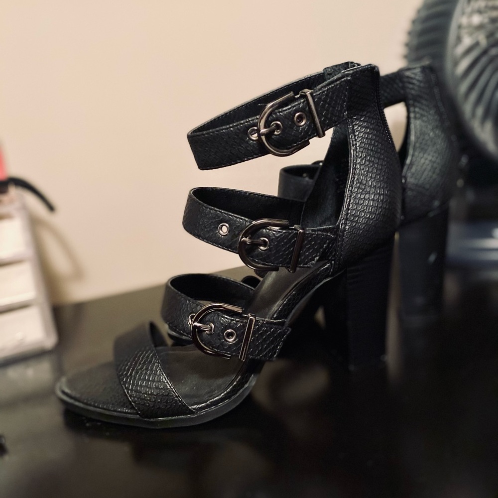 Black strap high heals